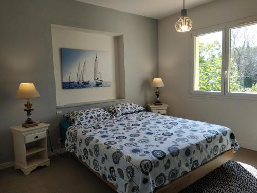 - une chambre avec un lit, 2 tables et 2 fenêtres dans l'établissement Haut de Villa VERDUREVE location de vacances, à Fréjus