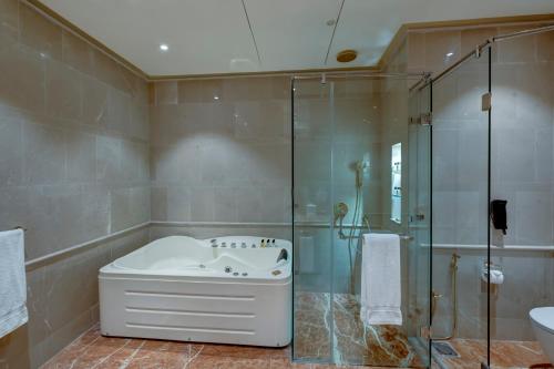 Ένα μπάνιο στο Pearl Continental Hotel Malam Jabba