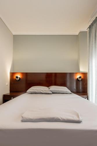 Spacious 3-bedroom apartment with WiFi, AC in charming Kalamaria - mountain view