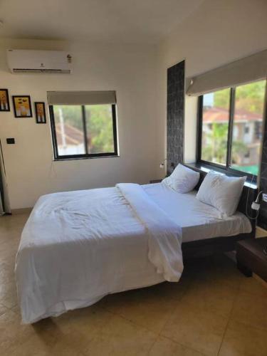 Una cama o camas en una habitación de Elegant Studio in Assagaon