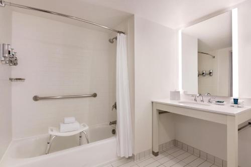 Four Points by Sheraton Sacramento Airportにあるバスルーム