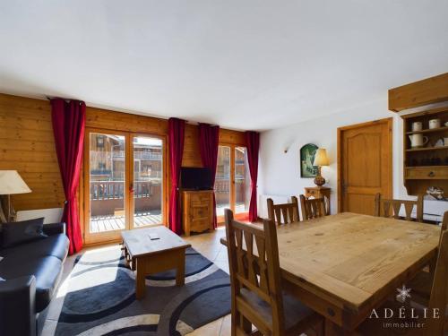 un salon avec une table en bois et un canapé dans l'établissement Appartement 3* avec terrasse exposée sud, proche des pistes et commerces, parking inclus - FR-1-398-535, à Montvalezan
