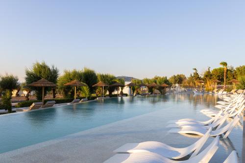 La alberca dentro o cerca de Pegasos Deluxe Beach Hotel