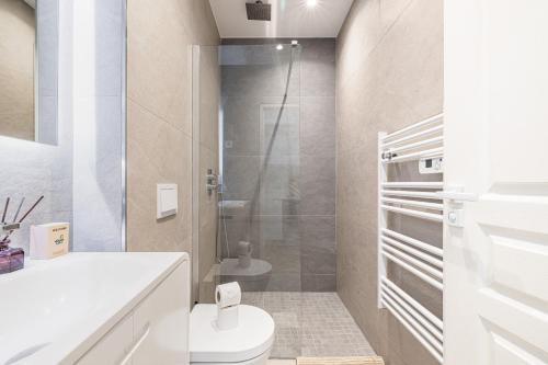 une salle de bain blanche avec toilettes et douche dans l'établissement 60 HEROLD - Magnifique Studio - Terrasse - Climatise, à Nice