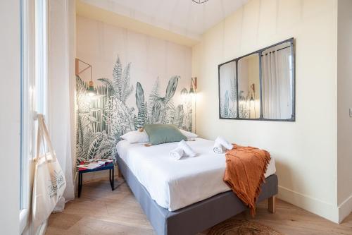 - une chambre avec un lit doté d'un miroir et d'un mur de plantes dans l'établissement 60 HEROLD - Magnifique Studio - Terrasse - Climatise, à Nice