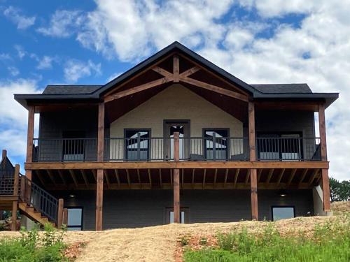 una casa grande en la cima de una colina en Living Waters Estates 1, en Van Buren