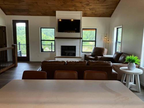 Una sala de estar con un sofá y una chimenea. en Living Waters Estates 1, en Van Buren