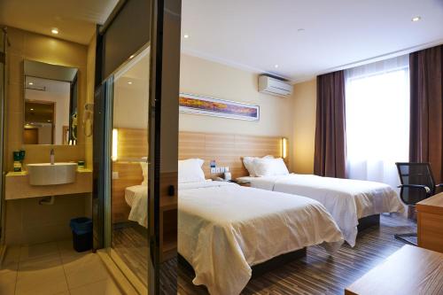 A bed or beds in a room at City Comfort Hotel Kuala Lumpur City Center (Bukit Bintang)