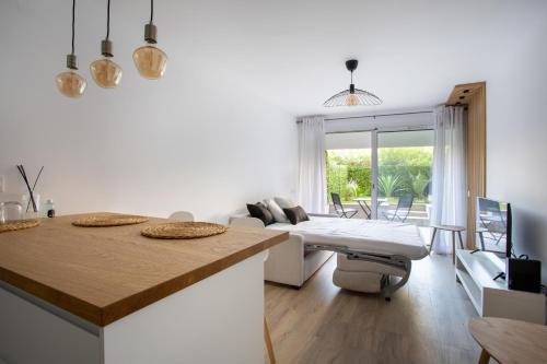 une cuisine et un salon avec une table et un canapé dans l'établissement Studio cosy Marina Baie Des Anges, à Villeneuve-Loubet