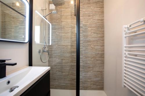 une salle de bain avec douche et lavabo dans l'établissement Studio cosy Marina Baie Des Anges, à Villeneuve-Loubet