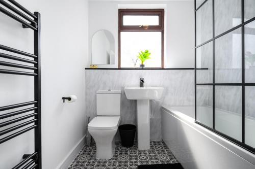 une salle de bain avec toilettes, lavabo et baignoire dans l'établissement Beautiful 2 Bedroom House in Atherton, Free Parking, à Atherton