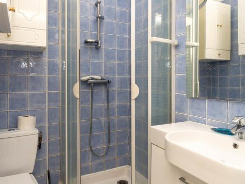 une salle de bain avec une douche, des toilettes et un lavabo dans l'établissement Studio cabine avec jardin privé face plage du Lavandou - 4 couchages - FR-1-803-52, au Lavandou