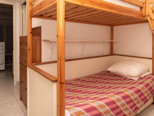une chambre avec un lit superposé dans une pièce dans l'établissement Studio cabine avec jardin privé face plage du Lavandou - 4 couchages - FR-1-803-52, au Lavandou