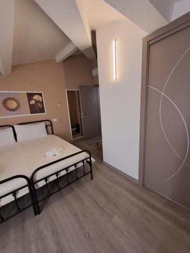 a room with two beds and a basketball hoop on the wall at Le Querce in Spianate