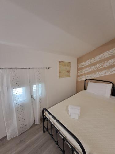 a bedroom with a large bed with white sheets at Le Querce in Spianate