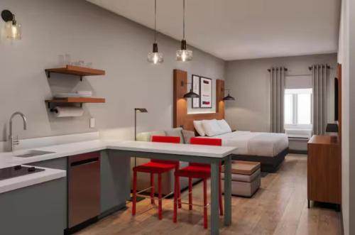 Ein Bett oder Betten in einem Zimmer der Unterkunft Hawthorn Extended Stay by Wyndham Kingman