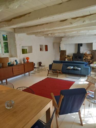 Longere ancienne dans un parc