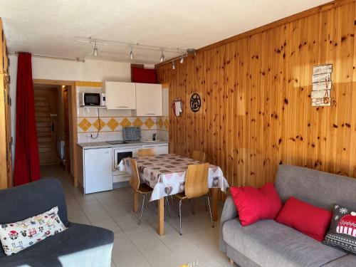 Il dispose d'une cuisine et d'un salon avec un canapé et une table. dans l'établissement Studio cabine 4/5 pers, animaux admis, piscine, parking - FR-1-263-259, à Valloire