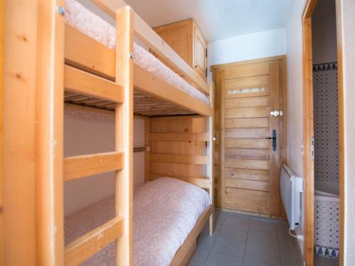 une chambre avec deux lits superposés dans une pièce dans l'établissement Studio cabine 4/5 pers, animaux admis, piscine, parking - FR-1-263-259, à Valloire