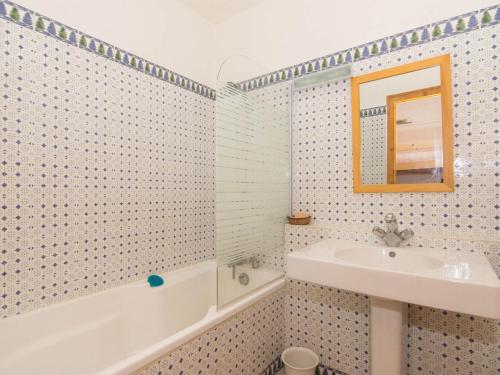 une salle de bain avec une baignoire blanche et un lavabo dans l'établissement Studio cabine 4/5 pers, animaux admis, piscine, parking - FR-1-263-259, à Valloire