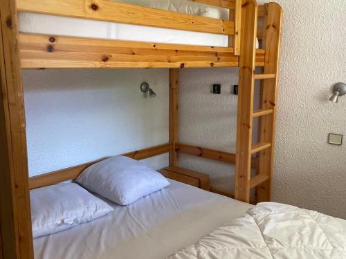 une chambre avec un lit superposé avec une échelle dans l'établissement 2 pièces pour 4 pers avec balcon sud, garage et linge de lit inclus - FR-1-263-166, à Valloire