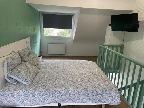 a small bedroom with a bed and a window at Green Country in Hardelot-Plage