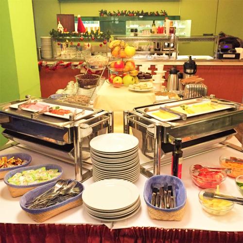 une ligne de buffet avec des assiettes et des bols de nourriture dans l'établissement SWU Opera, à Budapest