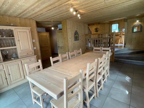 une salle à manger avec une table et des chaises en bois dans l'établissement Chalet familial avec salle de jeux, parking et WiFi - FR-1-629-1, à Samoëns