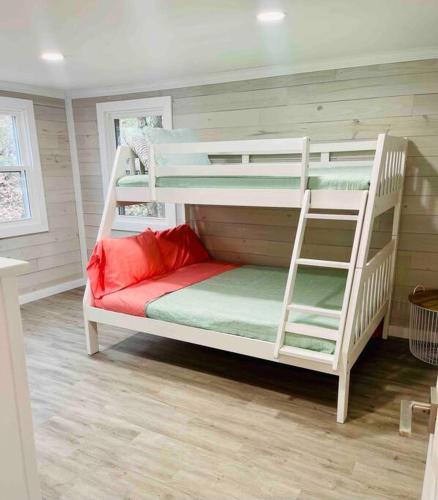 a bedroom with two bunk beds in a room at Lakefront Cottage on Brewer Lake in Holden