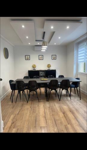 une salle à manger avec une table et des chaises dans l'établissement Villa T5 avec Jacuzzi proche centre ville Darcy, à Dijon