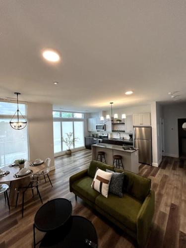Kuchyň nebo kuchyňský kout v ubytování Beachview getaway at the New Carlyle 306 on the Main strip in Grand Bend