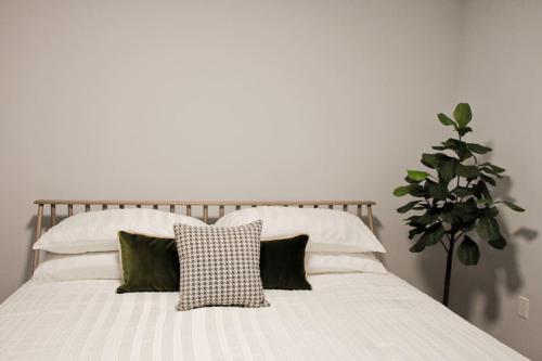 Galeriebild der Unterkunft Beachview getaway at the New Carlyle 200 on the Main strip in Grand Bend in Grand Bend