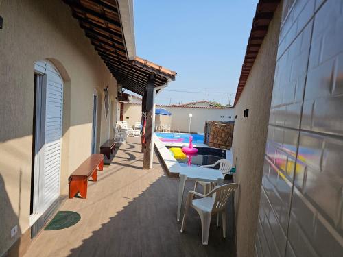 Πισίνα στο ή κοντά στο Casa Lindíssima e Espaçosa com 2 Piscinas - Adulto e Infantil, Perto da Praia, Opção da Piscina Adulto Aquecida Cobrado à Parte, 4 Quartos Frente as Piscinas, Área Gourmet Completa com Churrasqueira, Forno e Fogão a Lenha, Mesa de Bilhar, Lareira na Sala