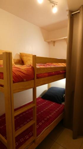 deux lits superposés dans une petite pièce avec dans l'établissement Superbe T2 avec coin montagne à 2 pas des pistes et des sentiers de randonnée, à Briançon