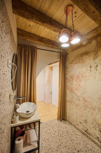 a bathroom with a sink in a room at Villa Porta no in Bale