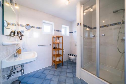 ボルクムにあるFerienwohnung Sanddornの洗面台とシャワー付きのバスルーム