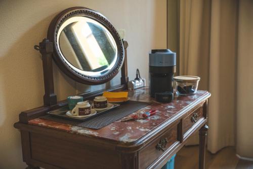 tocador con espejo encima en Casa Garo', en Bolonia