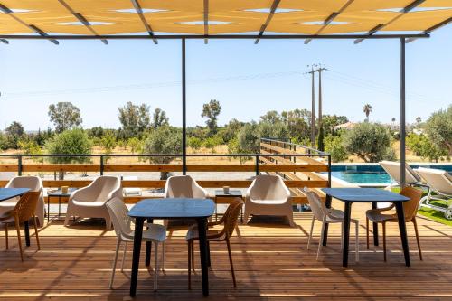 奥良Alfarrobeiras NATURE的带桌椅和游泳池的露台