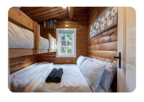 Postel nebo postele na pokoji v ubytování Cosy Cabin In Snowdonia with Views Wi-Fi Dog Friendly & Parking