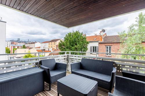 un balcon avec deux chaises et une table dans l'établissement GuestReady - Beau Séjour avec terrasse, à La Plaine-Saint-Denis