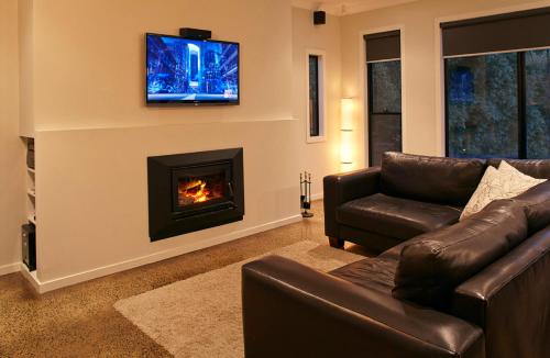 Stylish Living- Fireplace, WiFi, Linen, 4 bdrm, Beach 850mにあるシーティングエリア