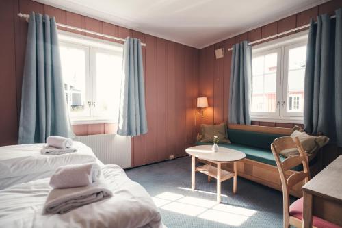 a hotel room with two beds and a table at Gålå Høgfjellshotell in Gålå