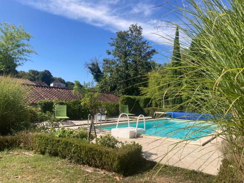 d'une piscine dans un jardin avec un officier dans l'établissement 9 Impasse Saint Martin, à Brantôme