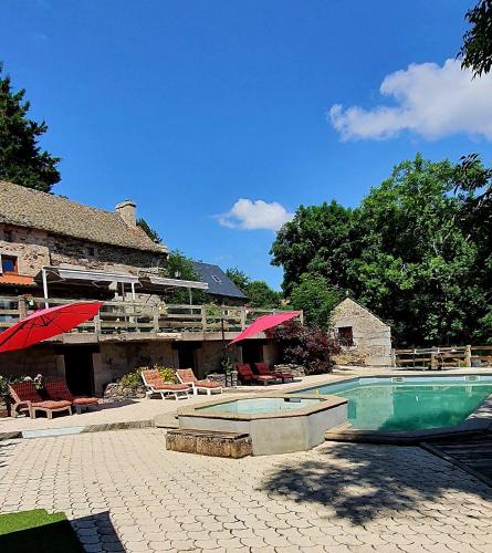 une piscine devant un immeuble dans l'établissement Chambres d'hôtes Les Violles, à Chirac