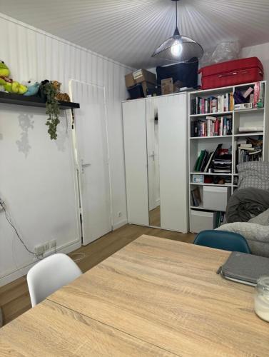 - un salon avec une table et une étagère dans l'établissement Studio paris 13, à Paris
