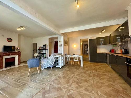 une cuisine et un salon avec une table et des chaises dans l'établissement Le Refuge du Coquelicot, à Béziers
