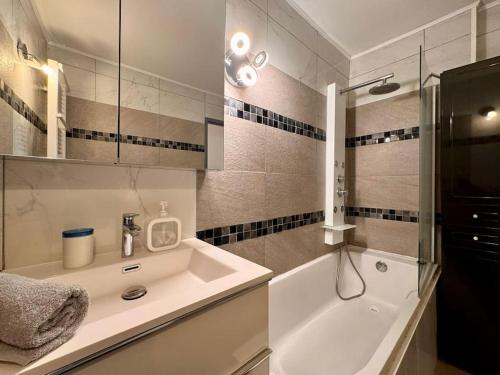 une salle de bain avec un lavabo et une baignoire dans l'établissement Le Refuge du Coquelicot, à Béziers