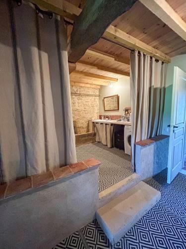 Cette chambre comprend une salle de bains pourvue d'une baignoire et d'un lavabo. dans l'établissement Maison Puchouaou gite 12 personnes, à Montesquiou