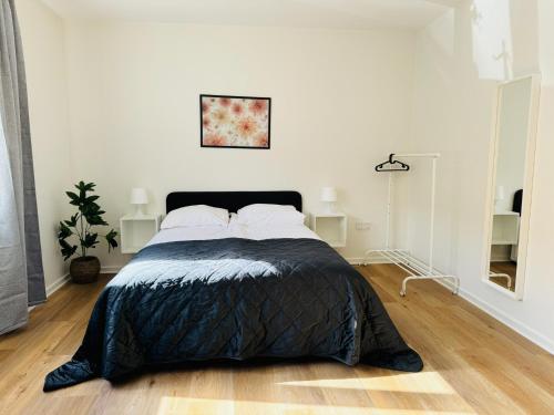 Un pat sau paturi într-o cameră la aday - Beautiful and Cozy Studio Apartment
