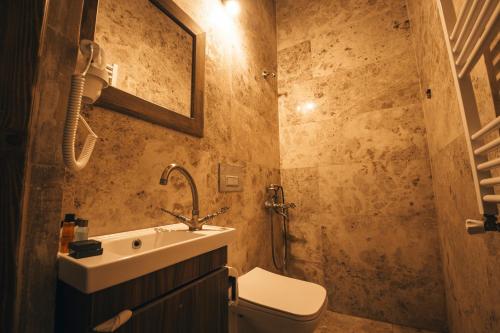 Bilik mandi di Saliche Cave Suite